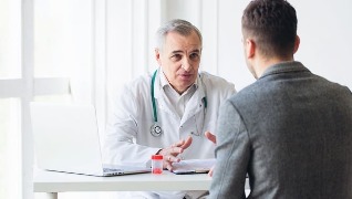 Homme chez le Médecin